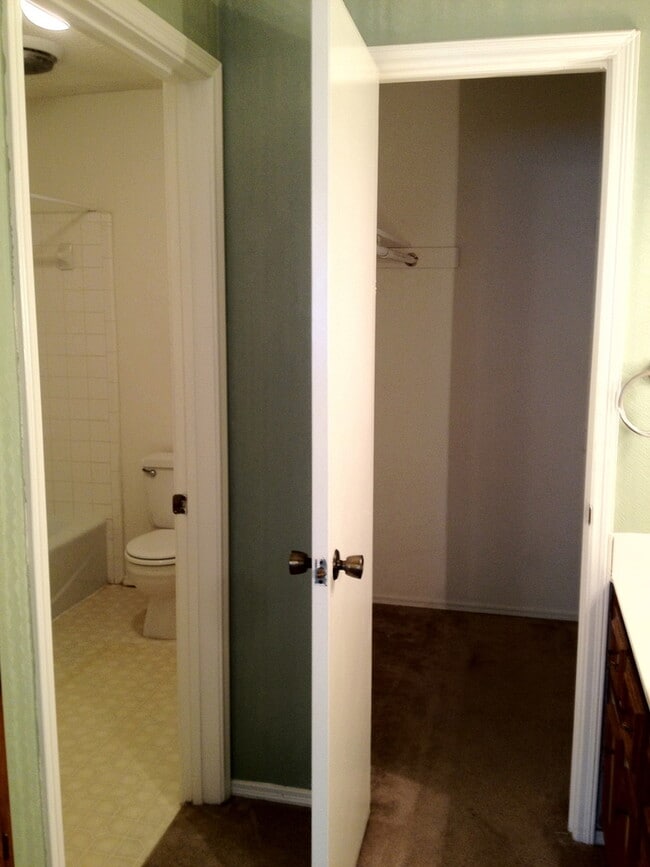 Building Photo - Townhome