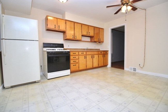 Building Photo - 25321 Briardale Ave