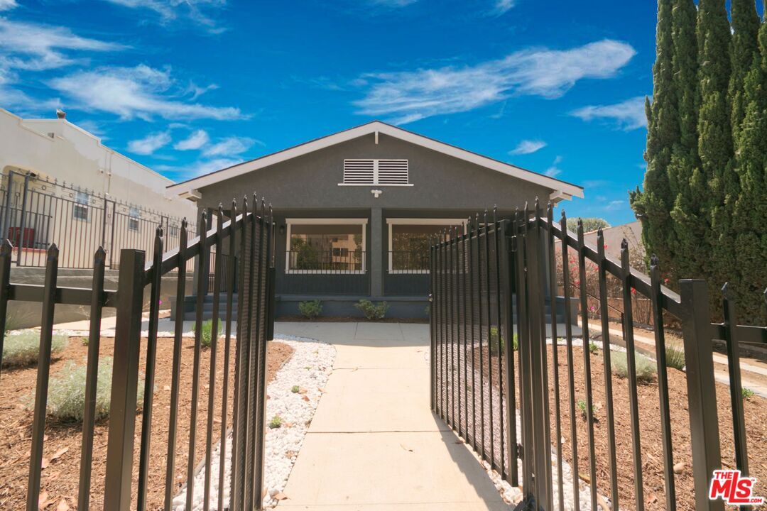Primary Photo - 2512 Bronson Ave