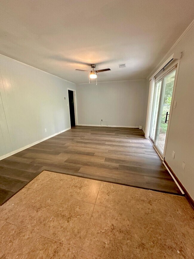 Building Photo - 2722 Williamsburg Dr