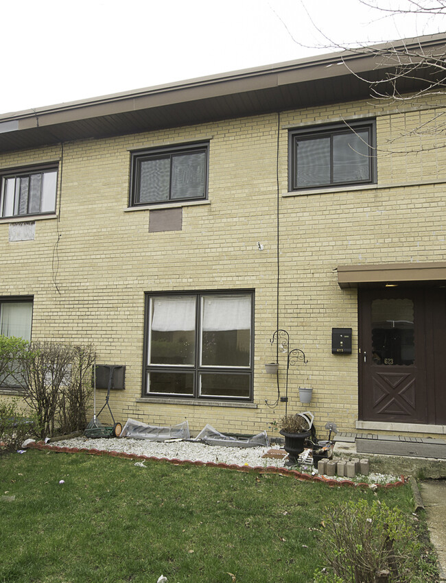 Building Photo - 623 Maple Ct