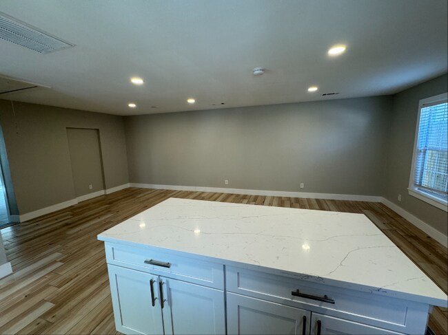 Foto del edificio - 329 E 25th St