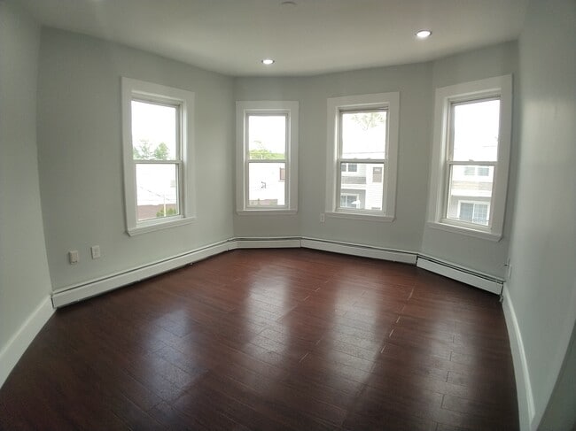 Building Photo - 44 Fenton St