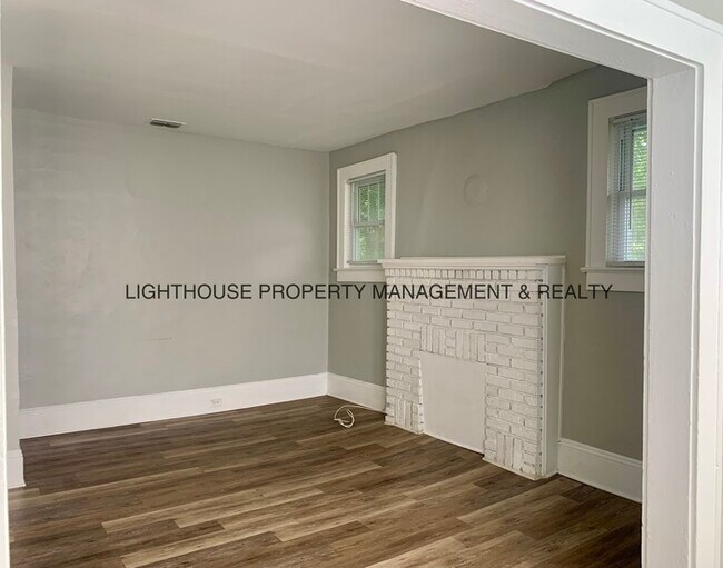 Building Photo - Spacious Upstairs Duplex With Private Entry