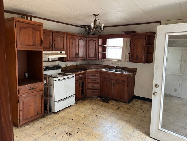 Building Photo - Handy Man Special! - $230 Month / $300 Down