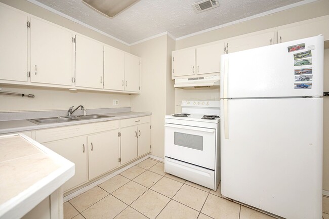 Building Photo - For Rent – 3 Bedroom, 1 Bath Home in Pasca...