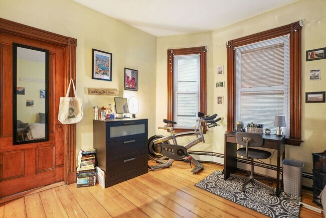 Building Photo - 3 bedroom Unit in Mission Hill, In-Unit Wa...