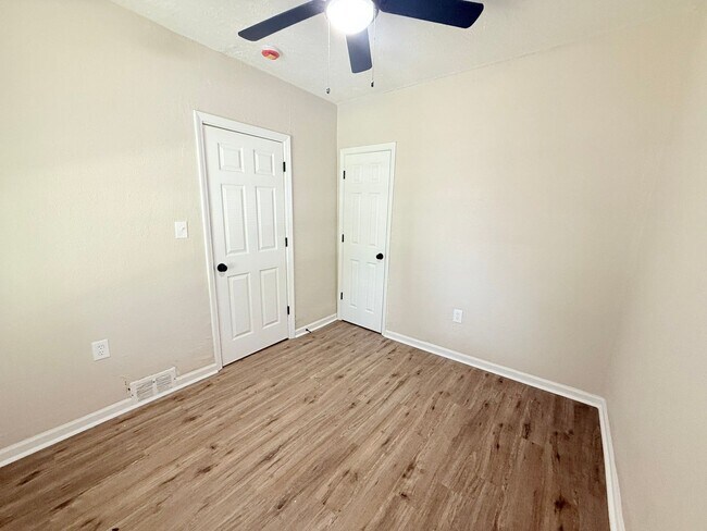 Foto del edificio - Renovated 3-Bedroom Home – We Welcome Sect...
