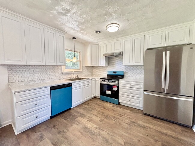 Building Photo - Gorgeous Updated Home in Virginia Beach!