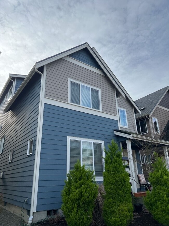 Building Photo - Beautifully maintained Home Gated Communit...
