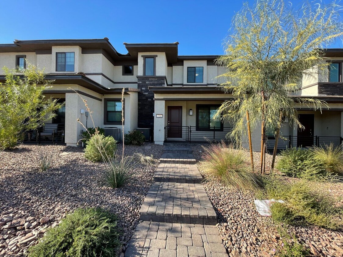 Primary Photo - 3 bed 2.5 bath 2 car garage townhouse in m...