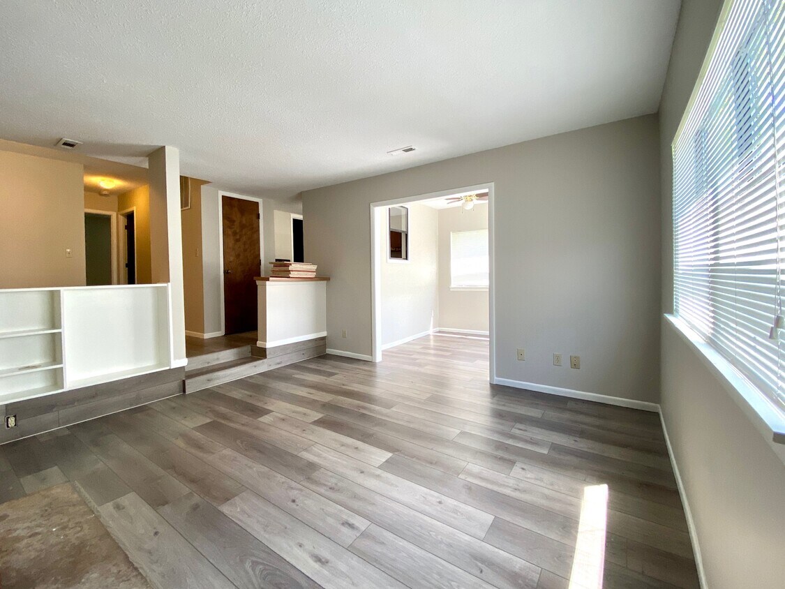 Large, open living room! - 1407 Westbrooke