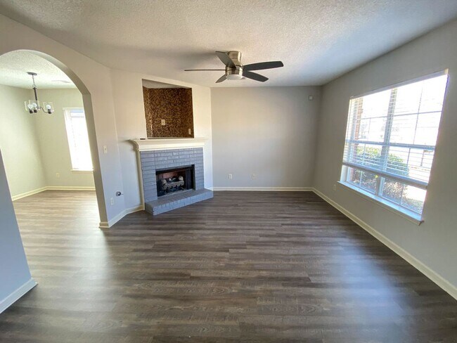 Foto del edificio - 3 bed, 2 bath with granite counters, ss ap...