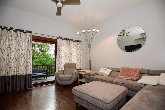 Building Photo - 608 Carriage Cir