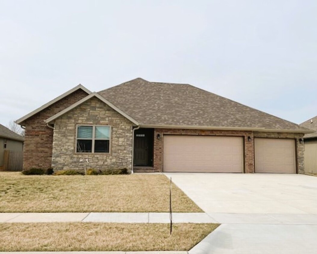 Foto principal - BRAND NEW HOME IN NIXA IN Old Castle Estates!