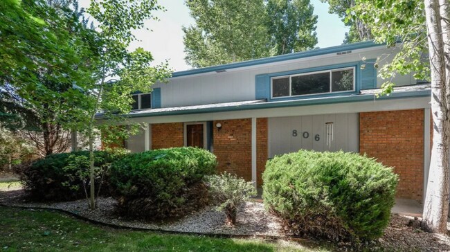 Building Photo - 806 E Swallow Rd