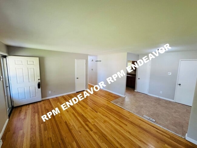 Building Photo - Just Hit the Market — Spacious Layout + Basement Space in St. Louis, Housing Choice Voucher Accep...