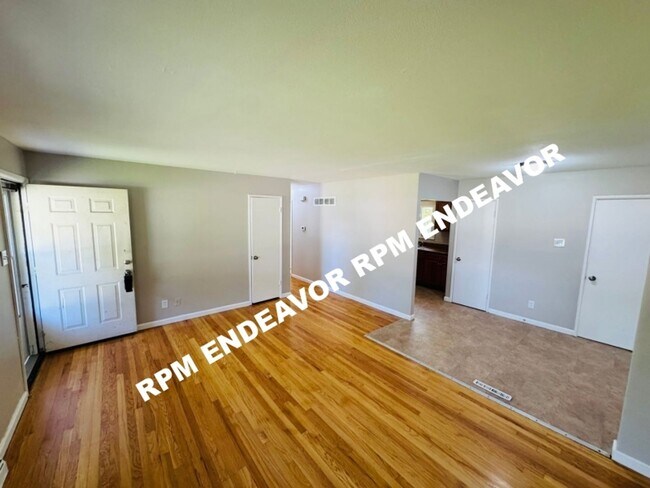 Foto del edificio - Just Hit the Market — Spacious Layout + Basement Space in St. Louis, Housing Choice Voucher Accep...