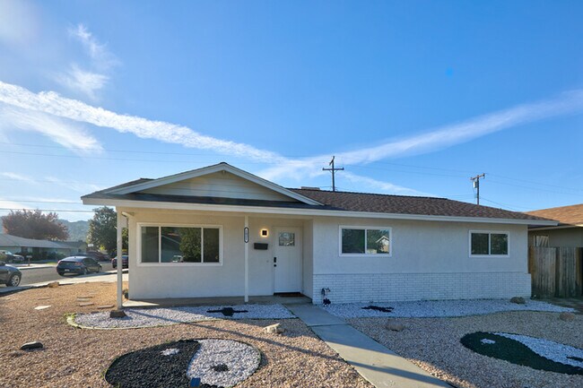 Building Photo - Modern 3 Bedroom Pool Home in Hemet
