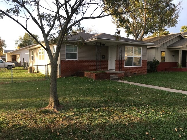 Building Photo - Recently remodeled home close to the park