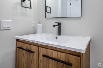 2BR, 1BA - 1,035F - Bathroom - 124-130 Ellis Ave