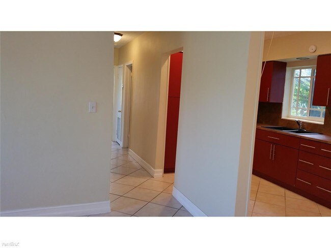 Foto del edificio - 600 NW 186th St