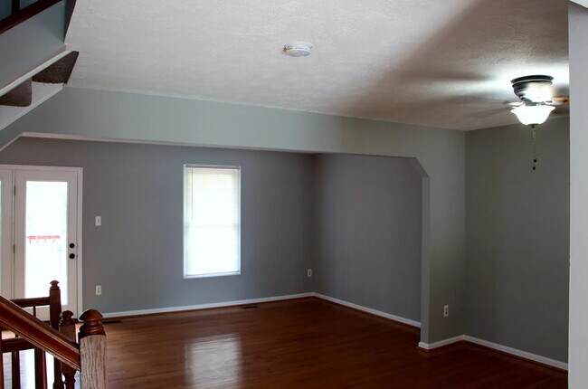 Building Photo - 445 Woodhill Dr