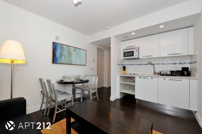 Building Photo - 440 W 41st St
