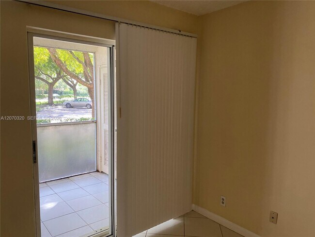 Building Photo - 9755 Westview Dr