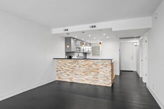 Building Photo - 9470 Poinciana Pl