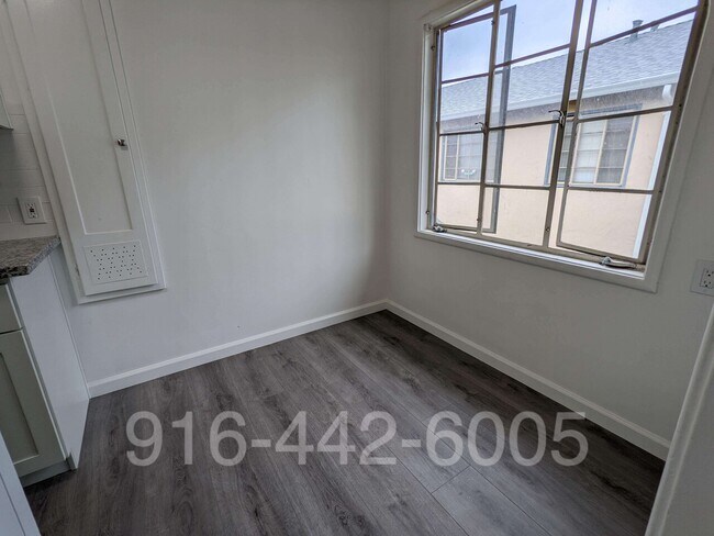 Building Photo - Kenwood Apartments 2426