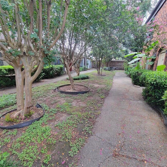 Foto del edificio - 5212 Arboles Dr