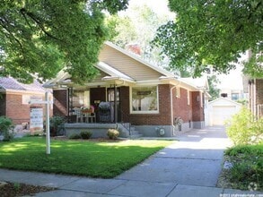 Building Photo - 157 Williams Ave S