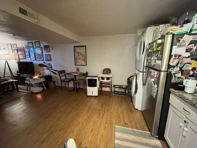 Building Photo - 1041 W Vine Dr