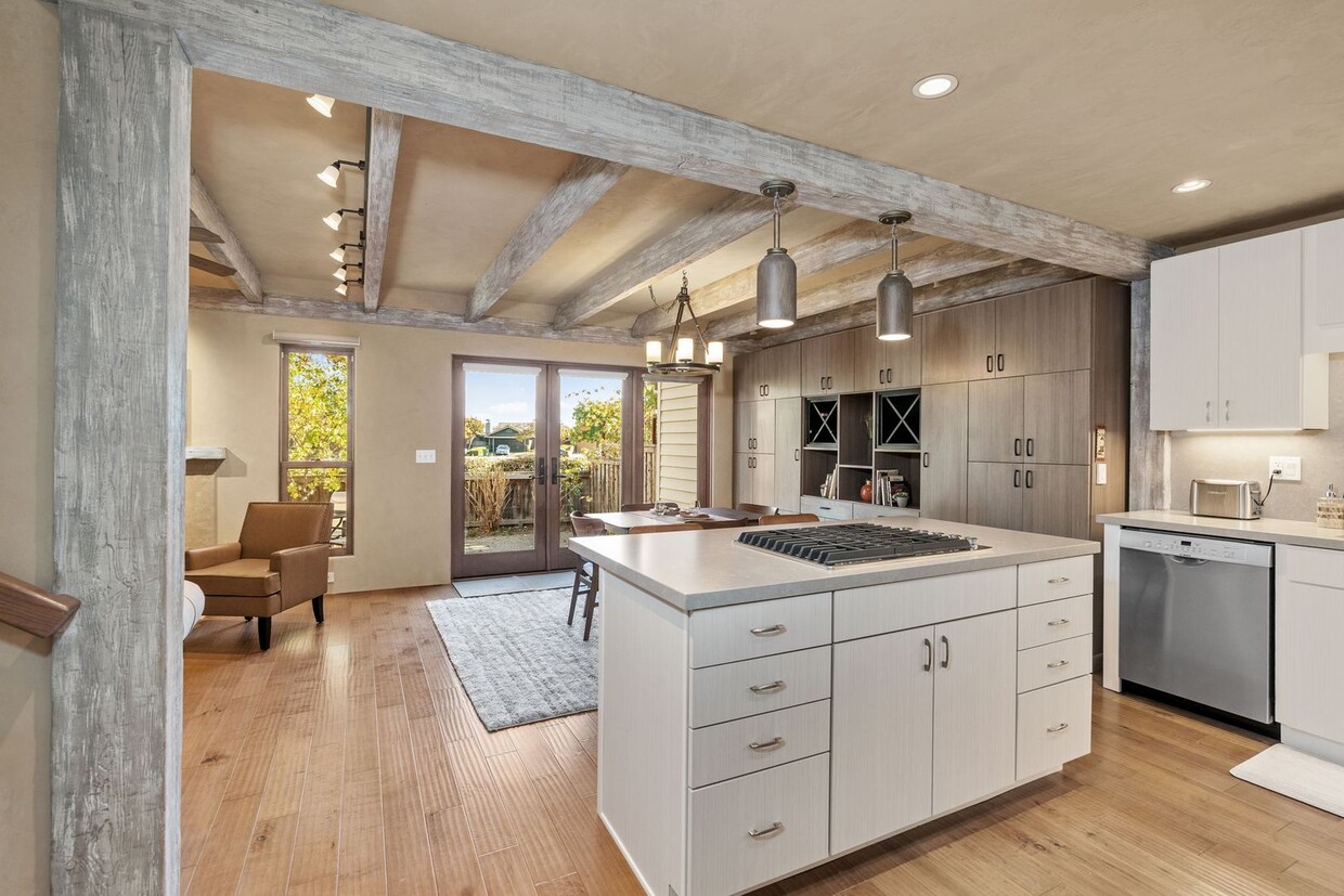 Foto principal - Gorgeous Furnished 2-Bed, 2-Bath Townhouse...