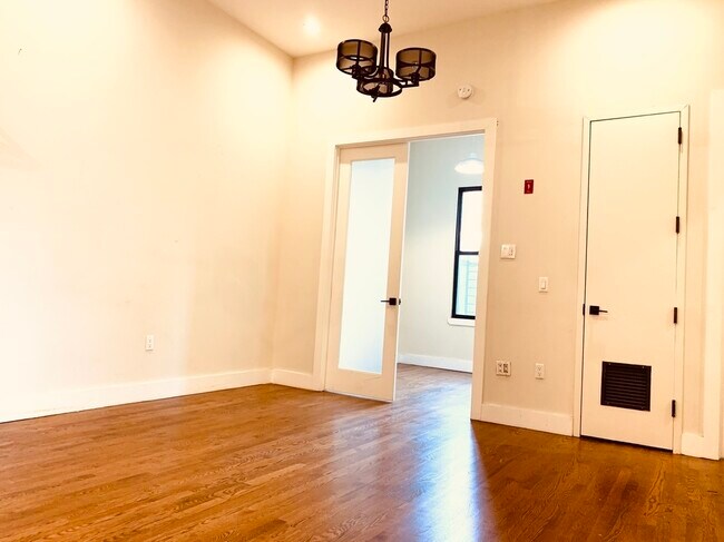 Building Photo - 567 Evergreen Ave