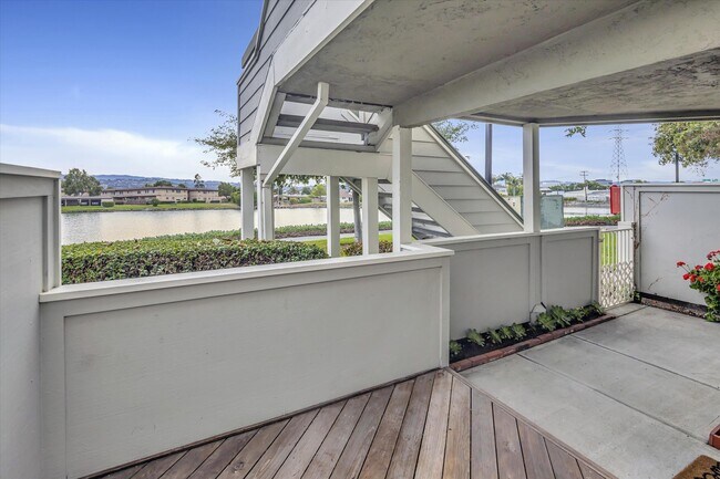 Building Photo - 2083 Vista Del Mar