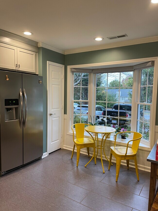 Kitchen - bay window - 1052 Christmas Pl