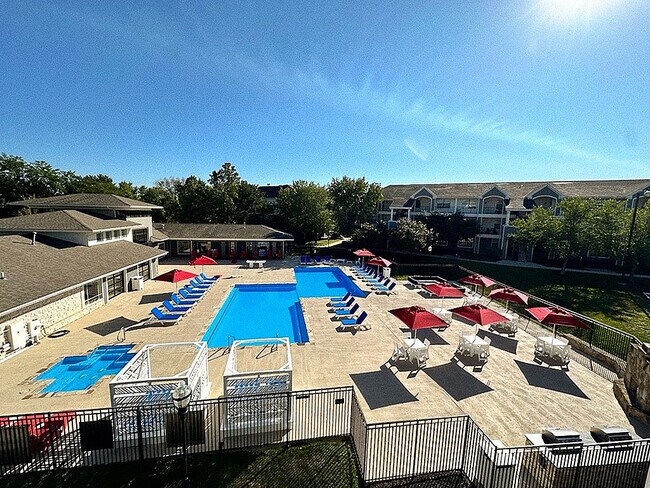 La piscina con vista aérea de The Landing Lawrence - The Landing Lawrence