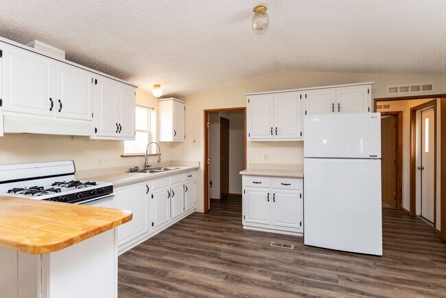 Building Photo - Charming Home on a Spacious Lot with No HOA!