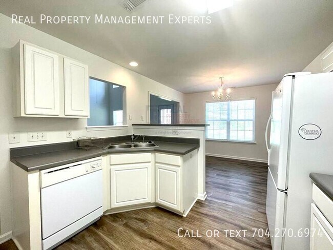 Foto del edificio - Newly Renovated Now Ready! 3BR/2.5BA Home ...