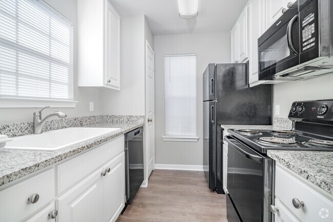1BR, 1BA - 736SF - Kitchen - Sugar Hill