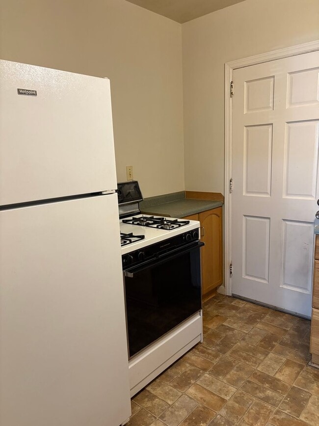 Building Photo - WS- 825/827 INGLESIDE DR