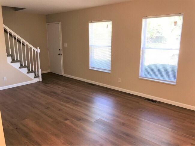 Sala de estar - 4554 Baylor Ct