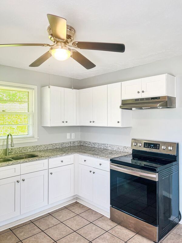 Building Photo - 405 Cedarvalley Dr