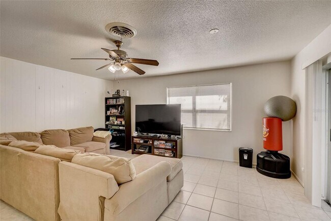 Building Photo - Charming 3/2 Duplex in West Bradenton with...