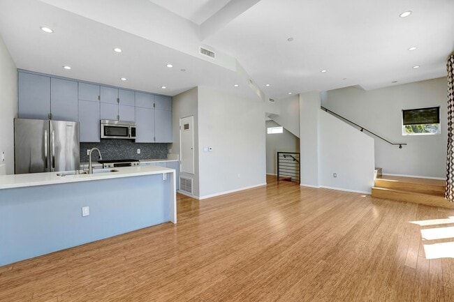 Building Photo - Your Perfect 3/2.5 Los Angeles Home Availa...