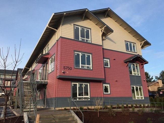 Building Photo - 3 Bedroom 1.5 bath townhome!