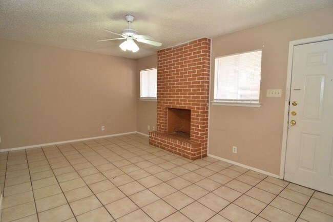 Building Photo - North Austin Duplex for 1000/mo