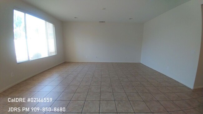 Foto del edificio - Eastvale 5 Bedroom Home Available in June